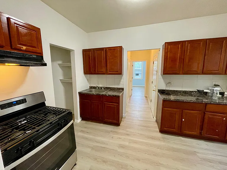 218 Columbia Ave #1R — Photo 11