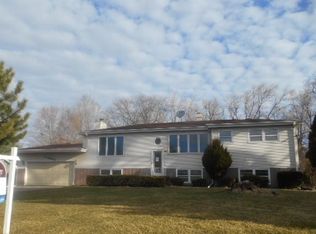 23W464 Olive Ct, Carol Stream, IL 60188