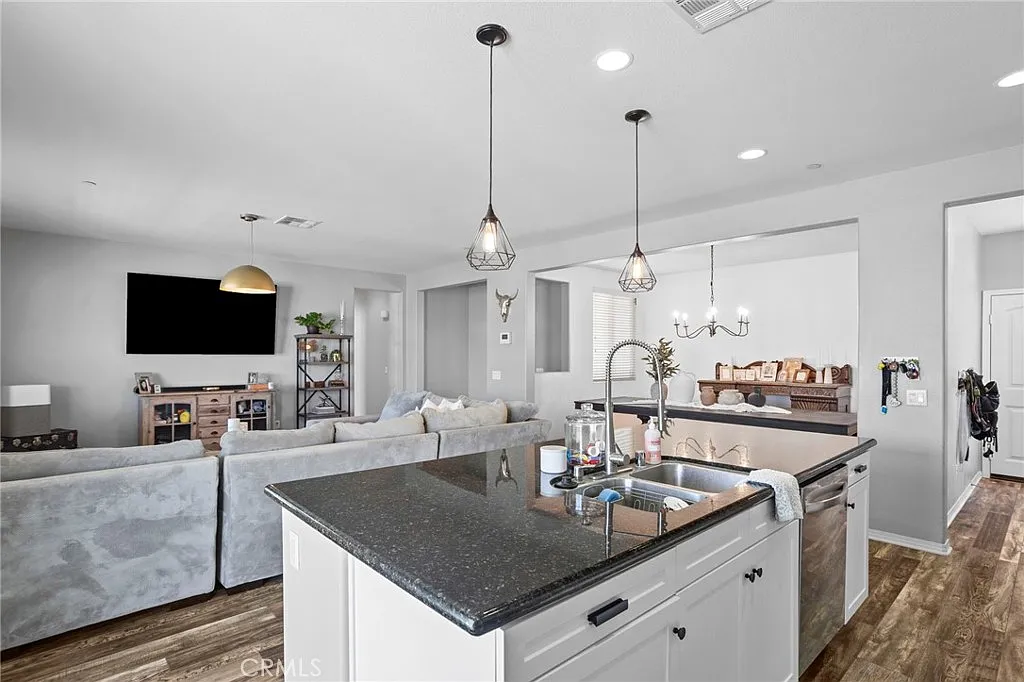 3 bed, 1945 sqft, $3,750 — Photo 3