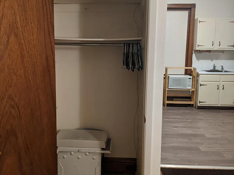 Closet in bed room