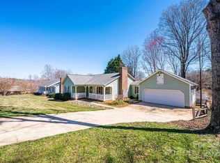 3863 Shakespeare Dr, Hickory, NC 28601