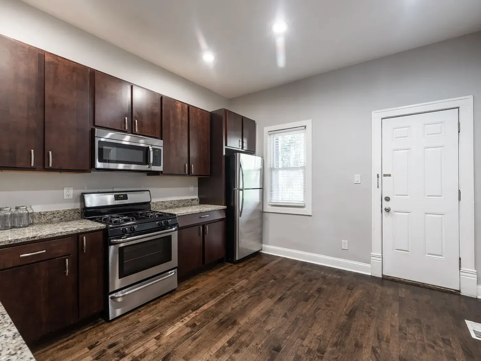 3 bed, 1100 sqft, $3,295 — Photo 3
