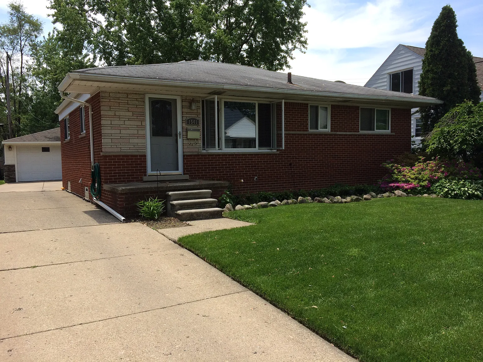 1541 Oxford Rd photo 1