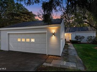 8 Loudonwood E, Loudonville, NY 12211