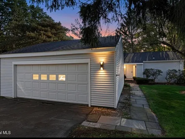 8 Loudonwood E, Loudonville, NY 12211