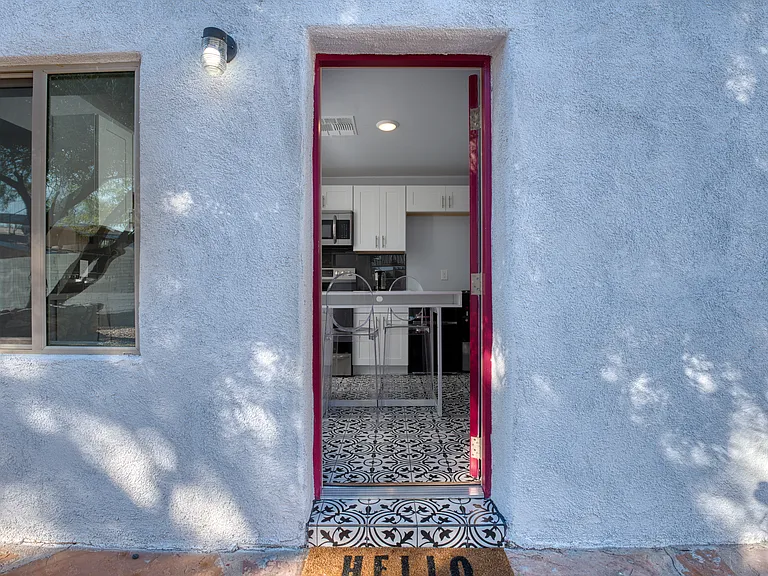 1240 N 6th Ave — Photo 11