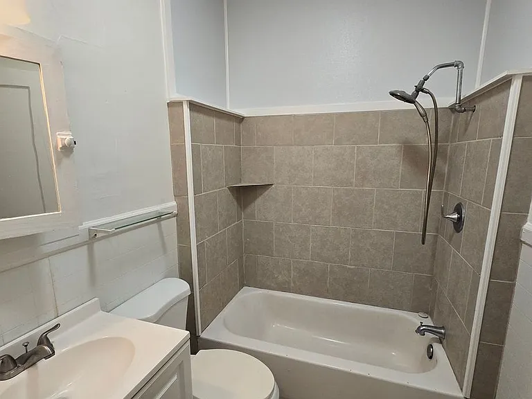 901 Montgomery Ave — Photo 17