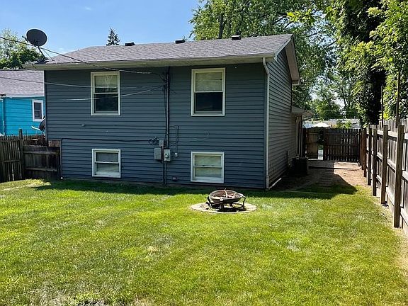 3rd image of 1501 N Pleasant Dr