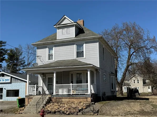 439 E 3rd St, Uhrichsville, OH 44683