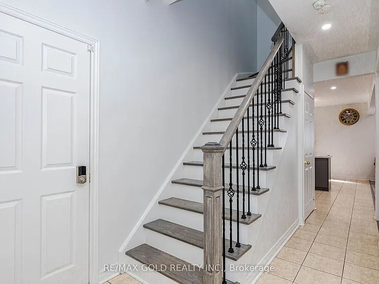 93 Footbridge Cres #UPPER LEVEL ONLY — Photo 11