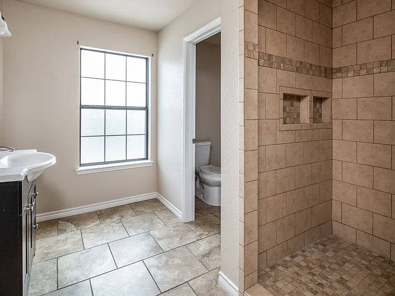 1305 Kings Way — Photo 12