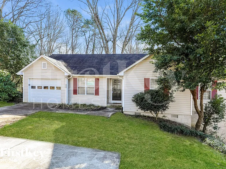 3240 Hilltop Cir — Photo 1