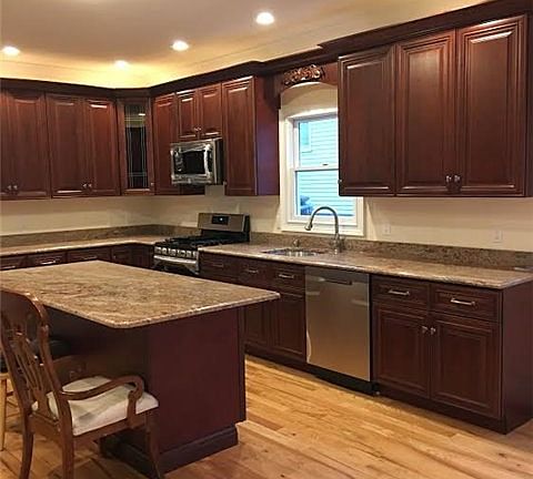 4th image of 428 Roslyn Pl