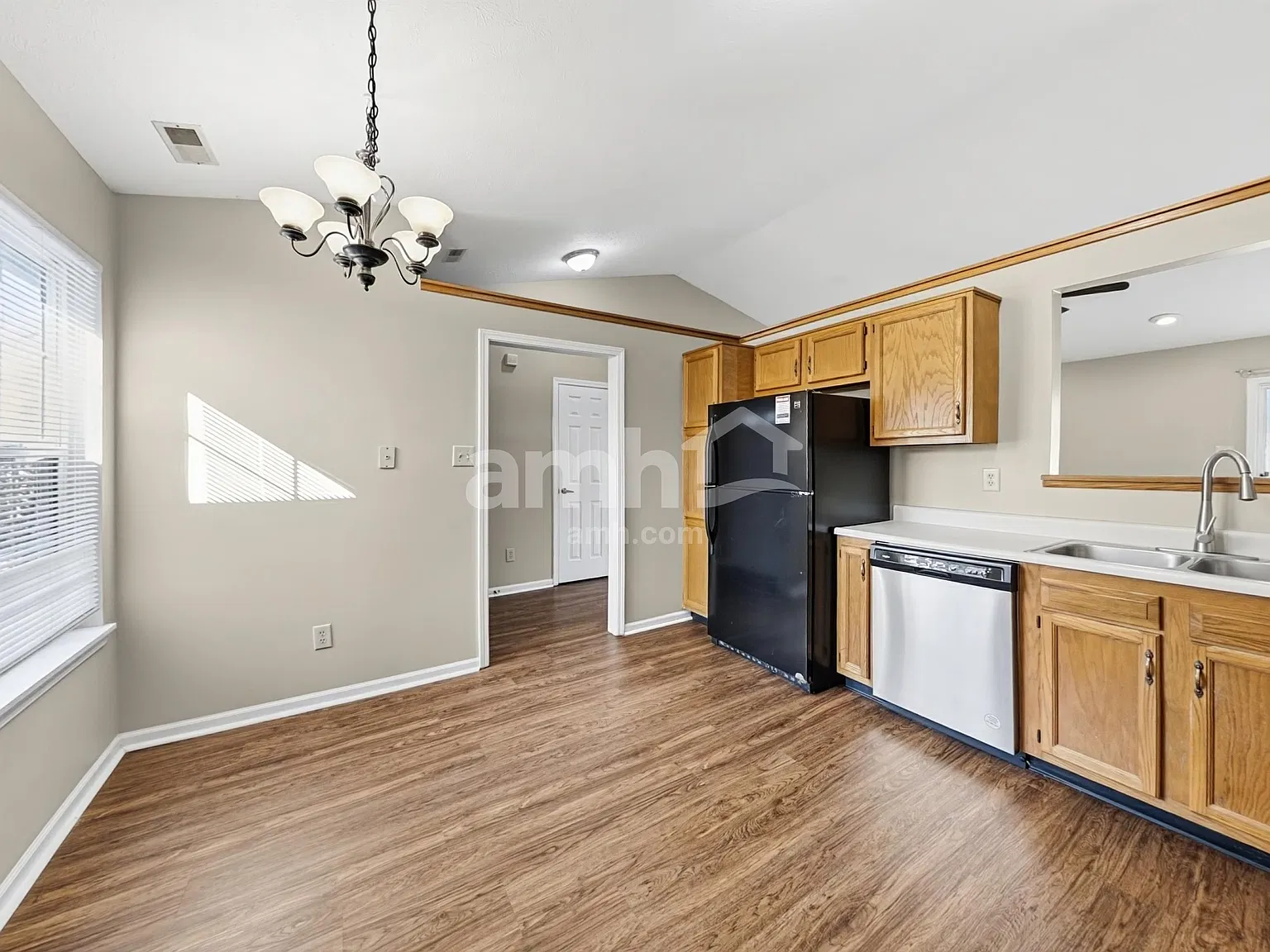 3 bed, 2.0 bath, 1244 sqft, $2,035 — Photo 3