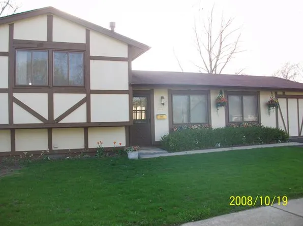 5530 W Celebrity Cir, Hanover Park, IL 60133