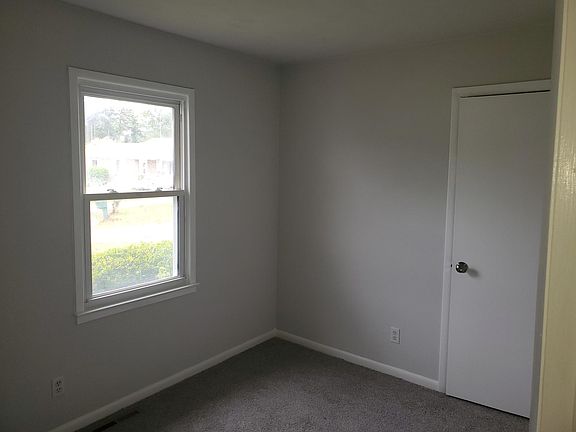 4th image of 10 Carrington Ct W
