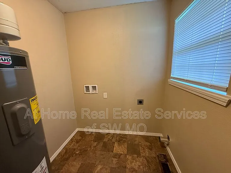 1426 W State St — Photo 7