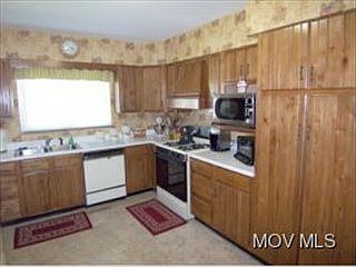 5th image of 7 Edgewood Park Dr