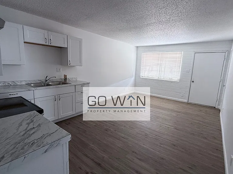 1626 W Denton Ln — Photo 9