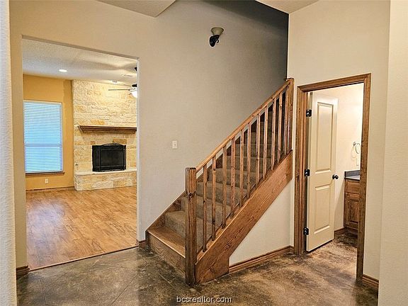 3rd image of 2487 Newark Cir