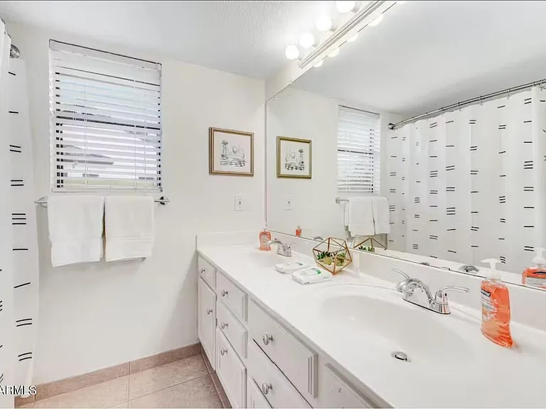 5801 E Paradise Ln — Photo 8