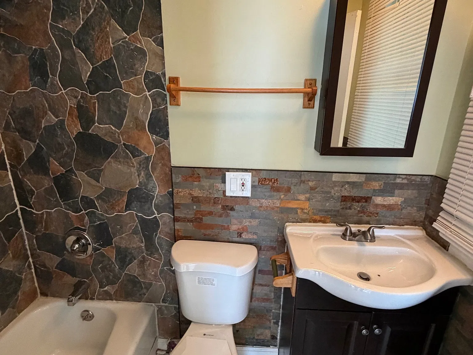 3 bed, 1000 sqft, $1,900 — Photo 4