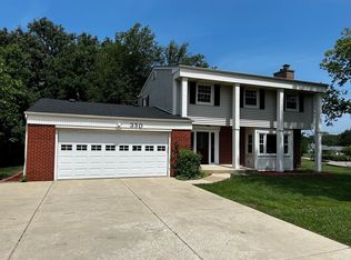 330 E Irving Park Rd, Roselle, IL 60172