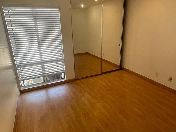 5th image of 20134 Leadwell St Unit 302