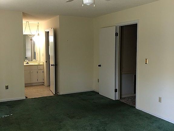 Master Bedroom w/ vanity