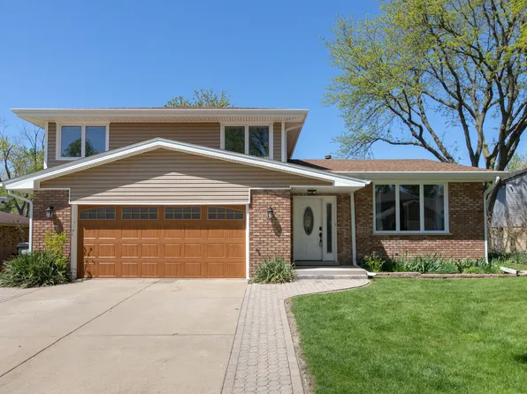 12 James Dr, Westmont, IL 60559