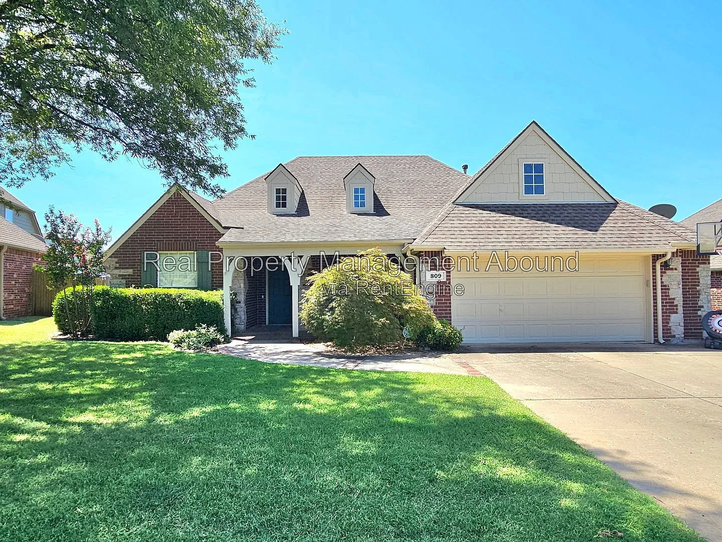 4 bed, 3.0 bath, 2687 sqft, $2,400 — Photo 2