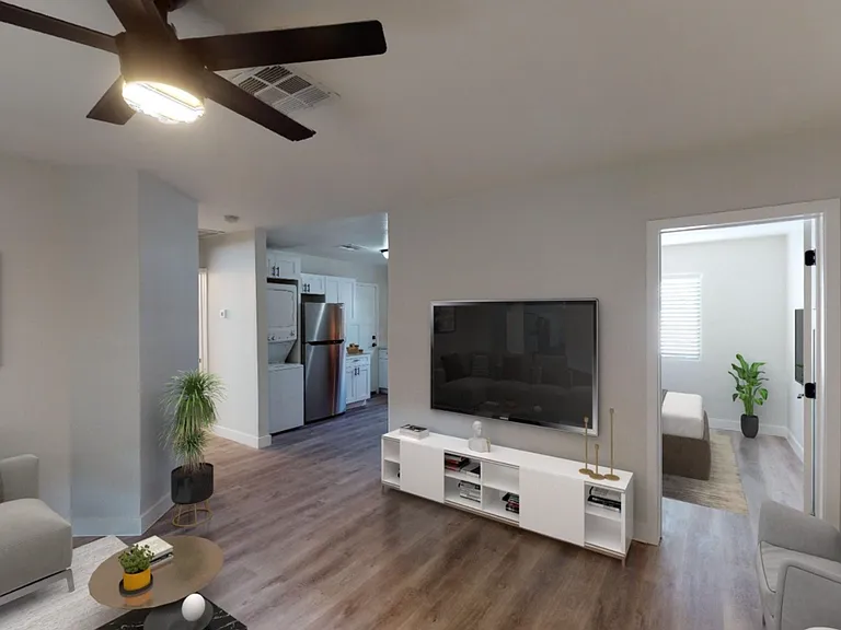 906 E Roma Ave — Photo 38