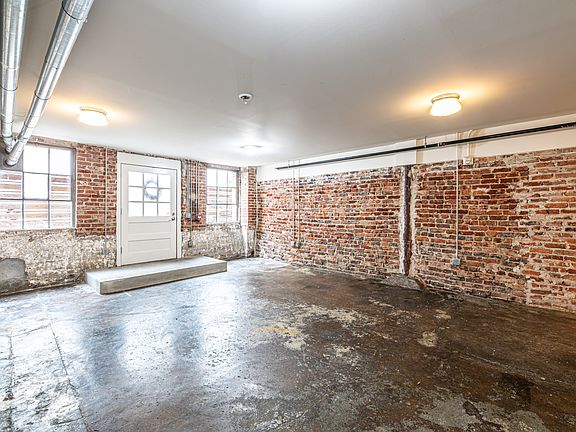 5th image of 453 Walnut St Unit B06