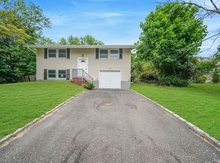 29 Buckskin Ln, Selden, NY 11784