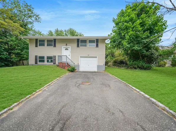 29 Buckskin Lane, Selden, NY 11784