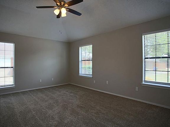5th image of 2911 Creekside Ct