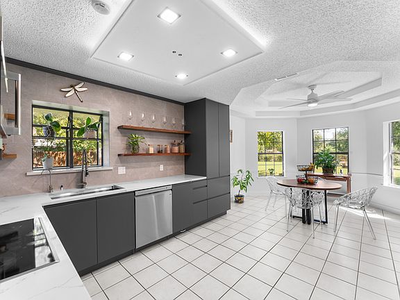 3rd image of 100 Carolyn Ln