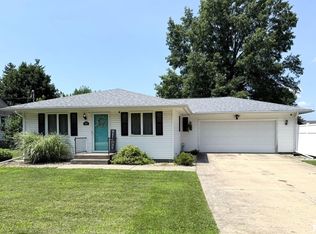 615 N Depot St, Altona, IL 61414