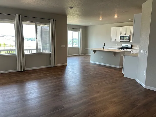 3 bed, 2.5 bath, 3018 sqft, $3,449 — Photo 2
