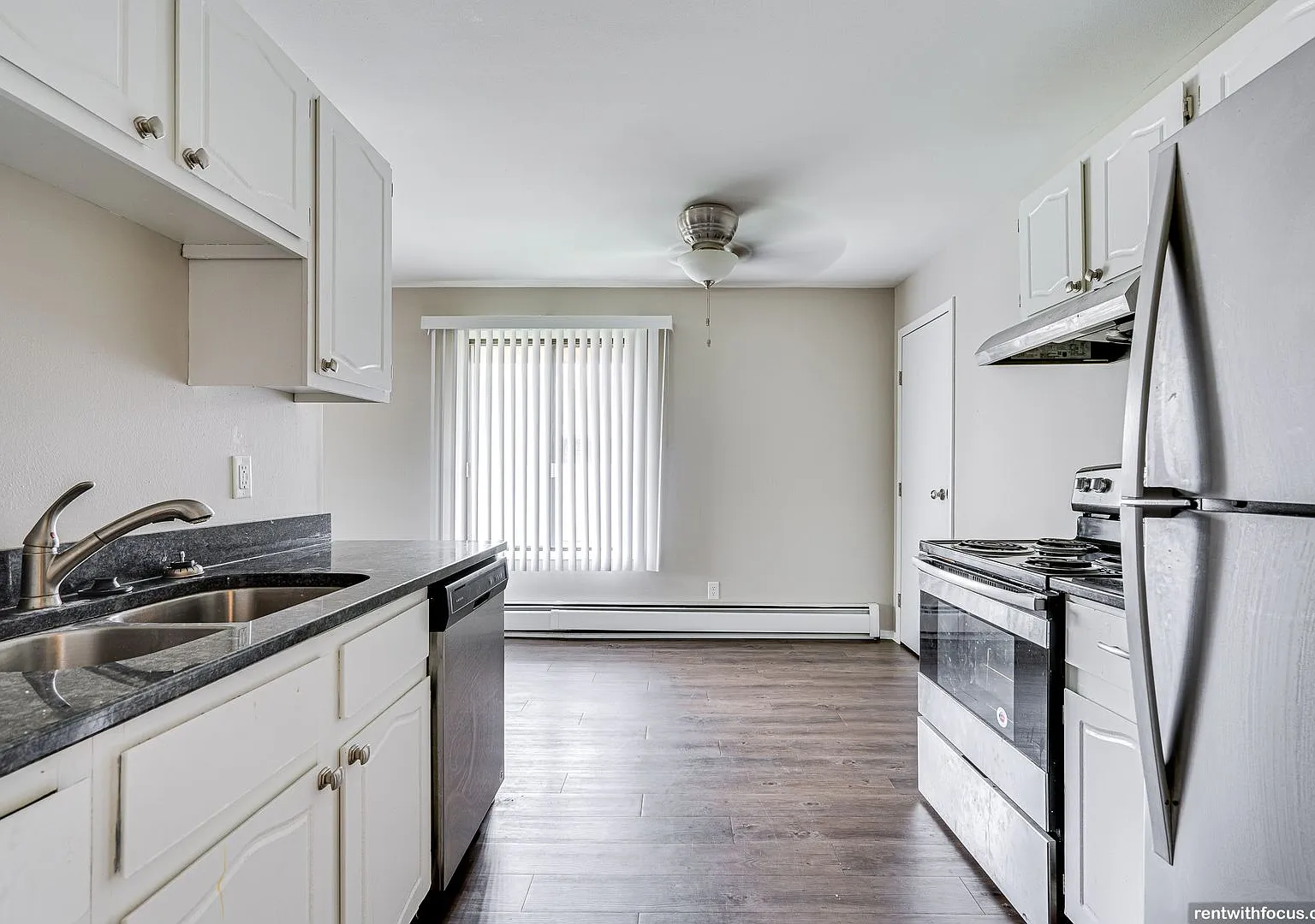 Camelot Court Apartments (Calumet Terrace) — Photo 2