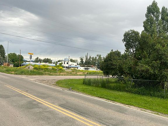 5th image of 2360 S River Rd