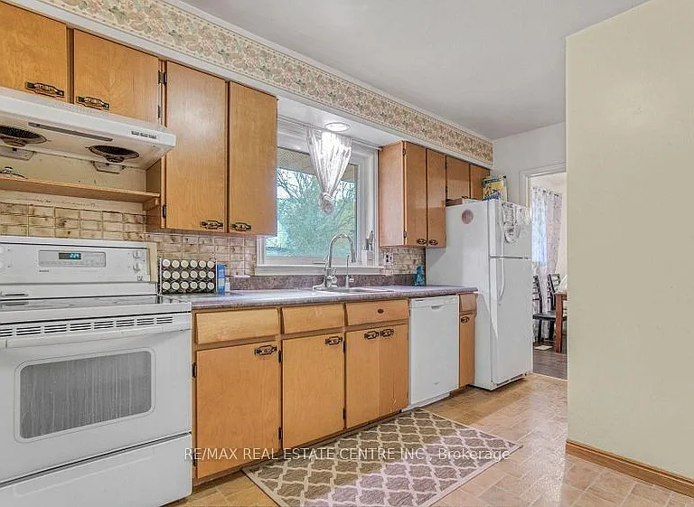 314 Strathcona Dr — Photo 9