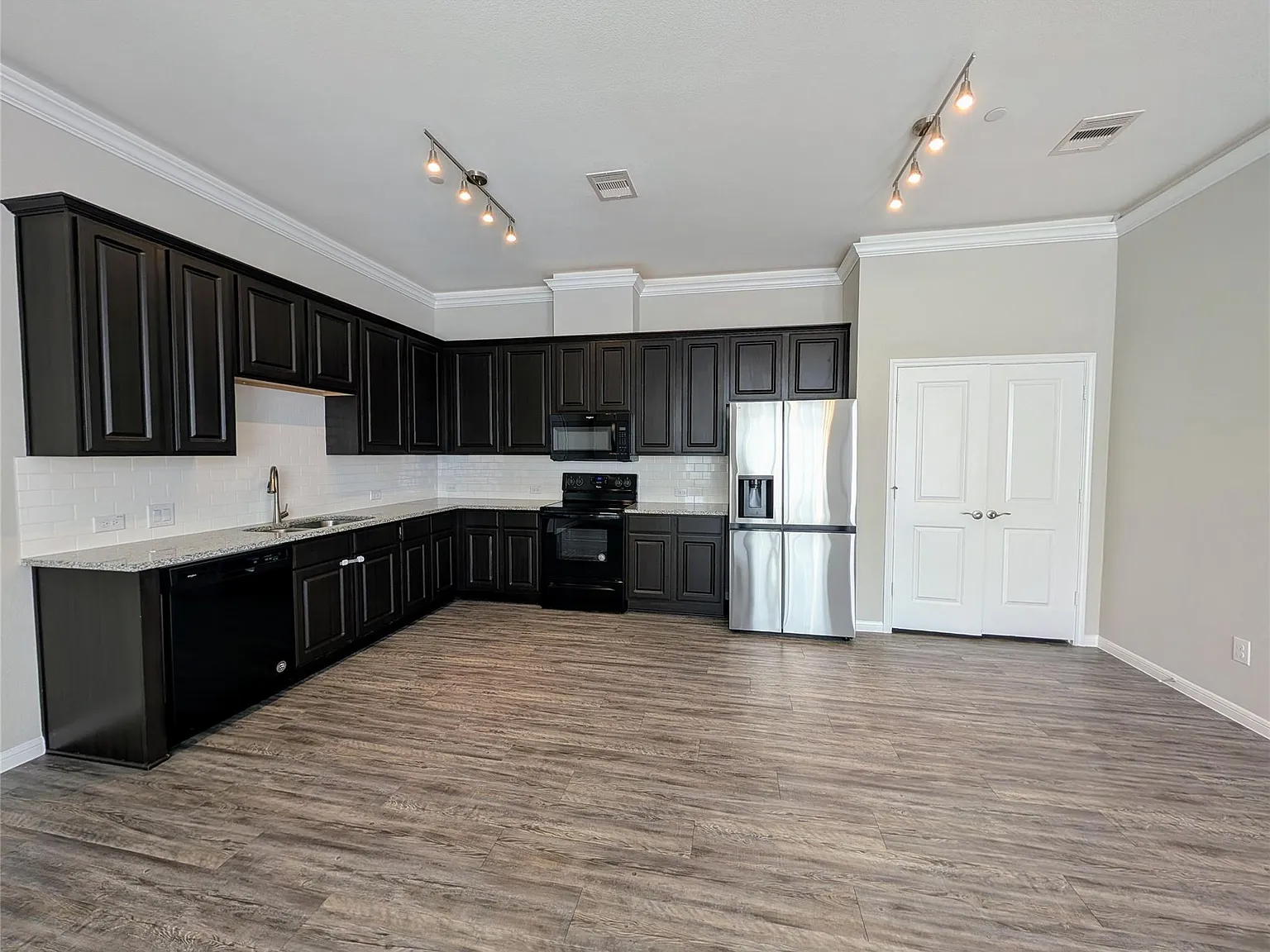 4 bed, 3.5 bath, 2247 sqft, $2,585 — Photo 4