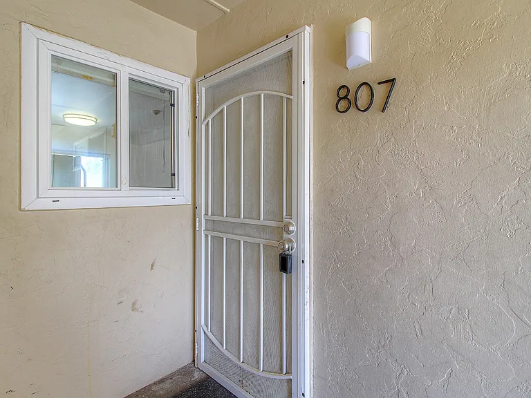 805 W 9th St — Photo 5