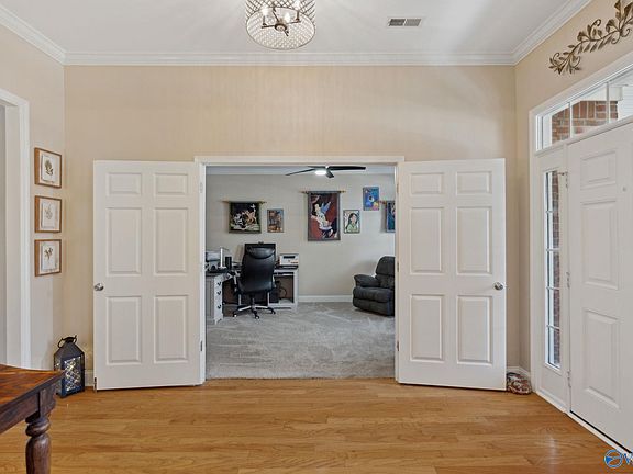 4th image of 110 Berry Hill Dr