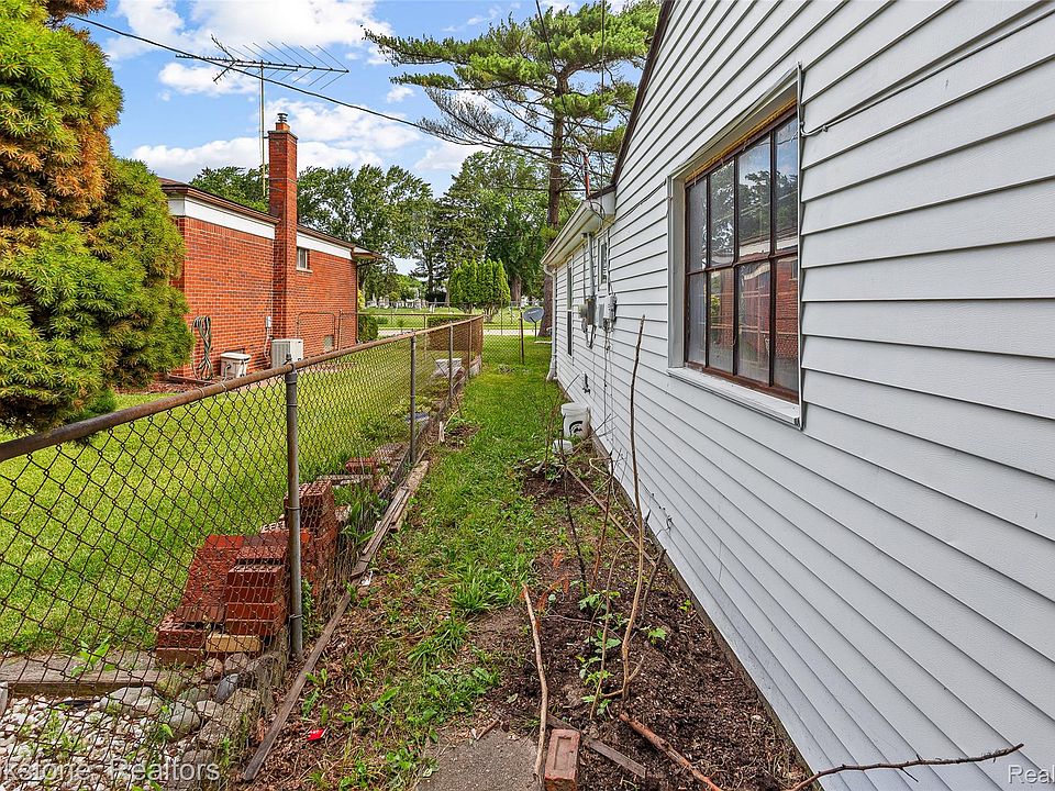25141 Burt St, photo 27