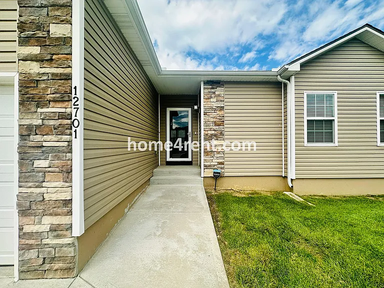 12701 E 47th Terrace Ct S — Photo 2