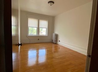 446 Appleton St APT 3L, Holyoke, MA 01040