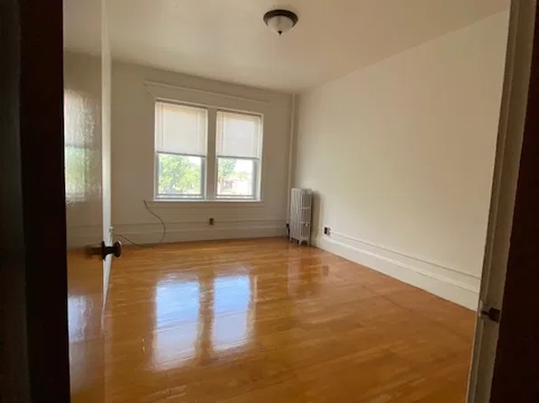 446 Appleton St APT 3L, Holyoke, MA 01040