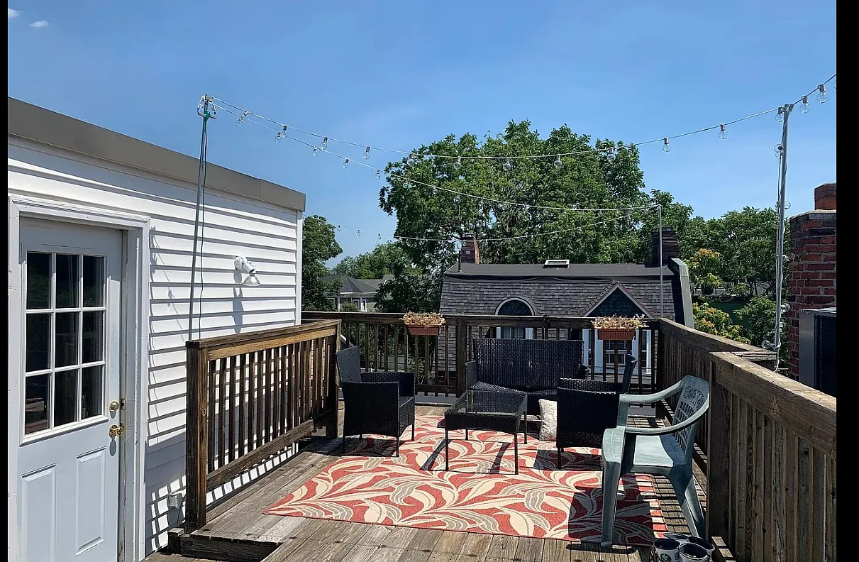 4 bed, 9999 sqft, $4,400 — Photo 1